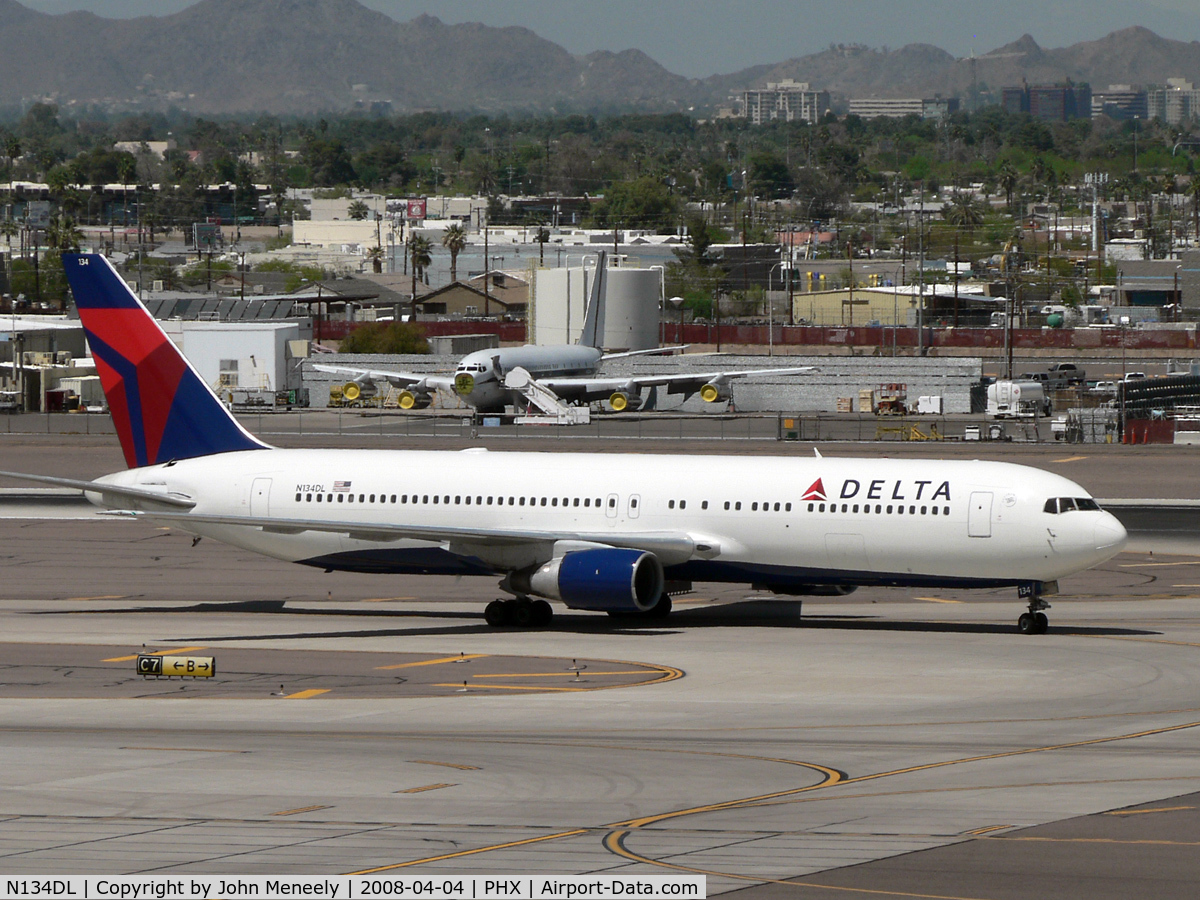 N134DL, 1991 Boeing 767-332 C/N 25123, Lunchtime arrival at PHX