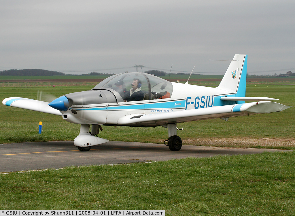 F-GSIU, Robin HR-200-120B C/N 312, Rolling for a new light...