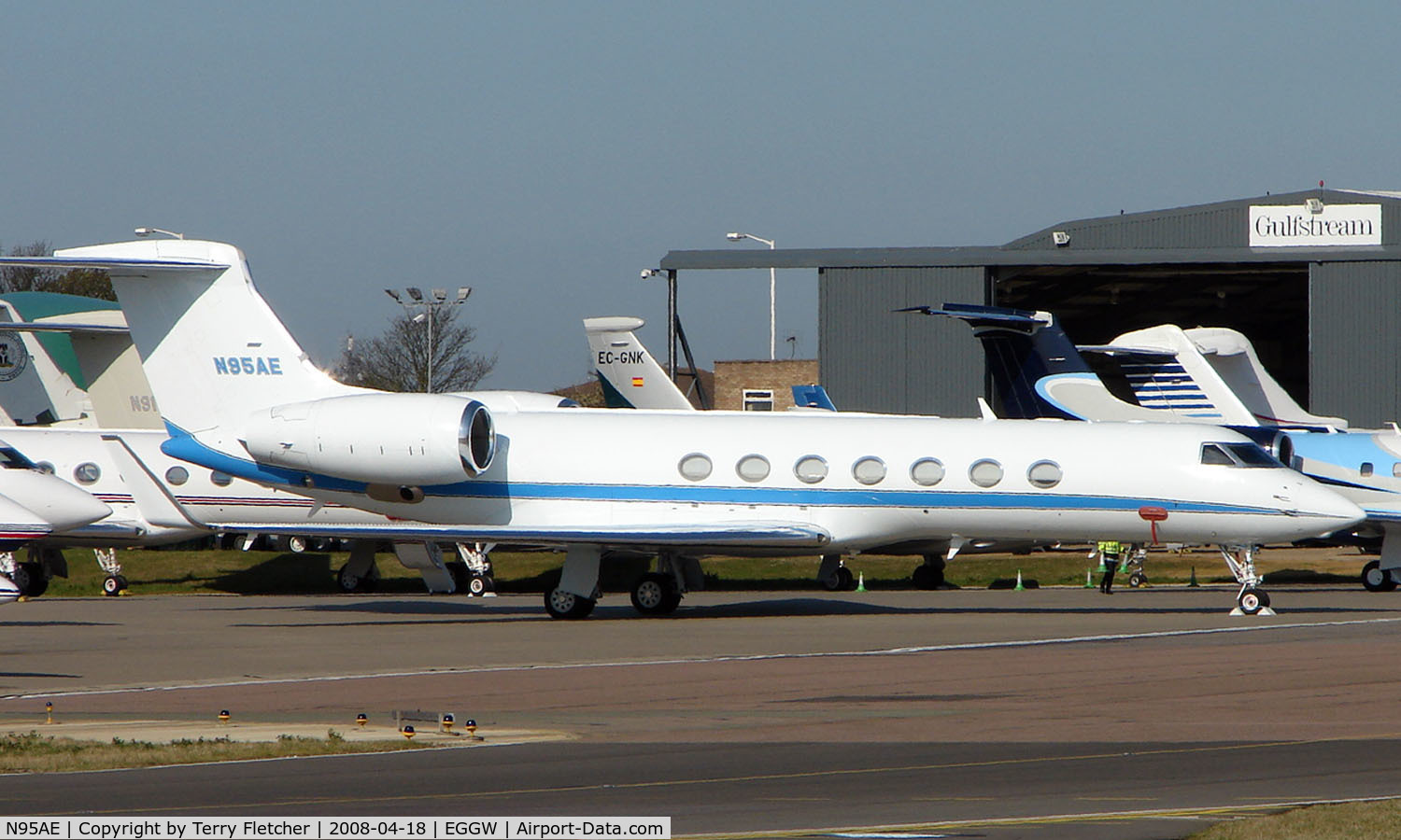 N95AE, 1998 Gulfstream Aerospace G-V C/N 562, Gulfstrean V at Luton in April 2008