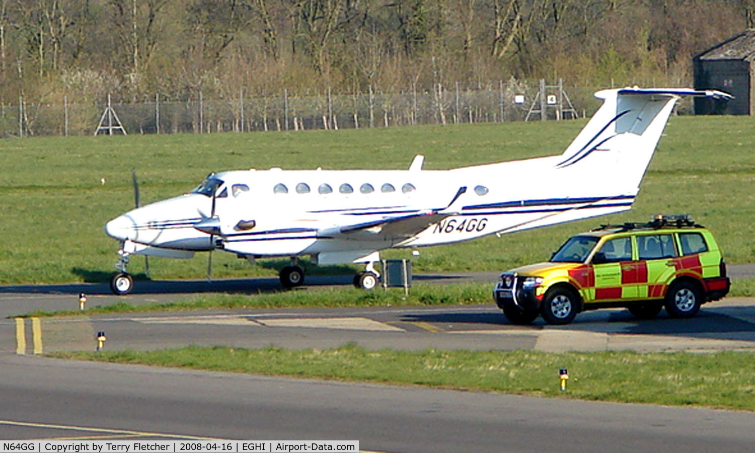 N64GG, 2000 Beech Super King Air 350 C/N FL-274, Beech 200 taxies in at Southampton