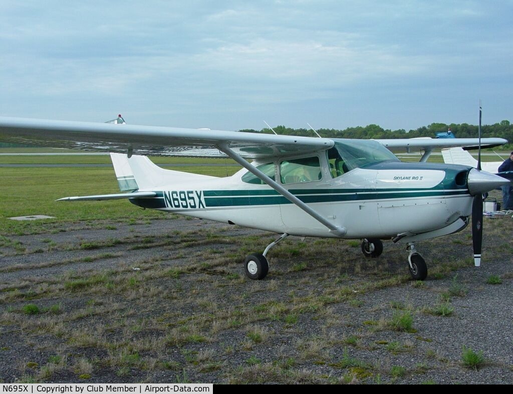 N695X, 1980 Cessna R182 Skylane RG C/N R18201592, On the ramp