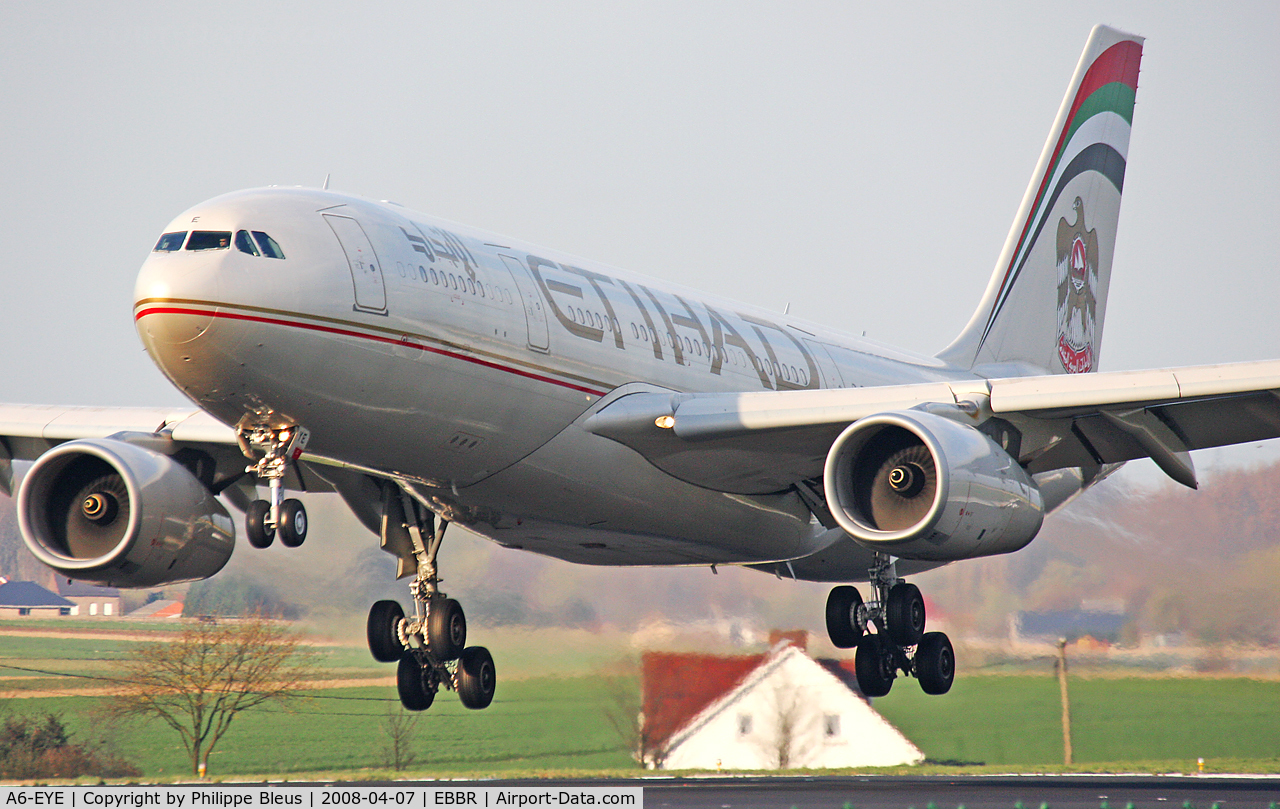 A6-EYE, 2005 Airbus A330-243 C/N 688, Persian Gulf beauty suspended above rwy 25L in Brussels, gear tilted backwards.