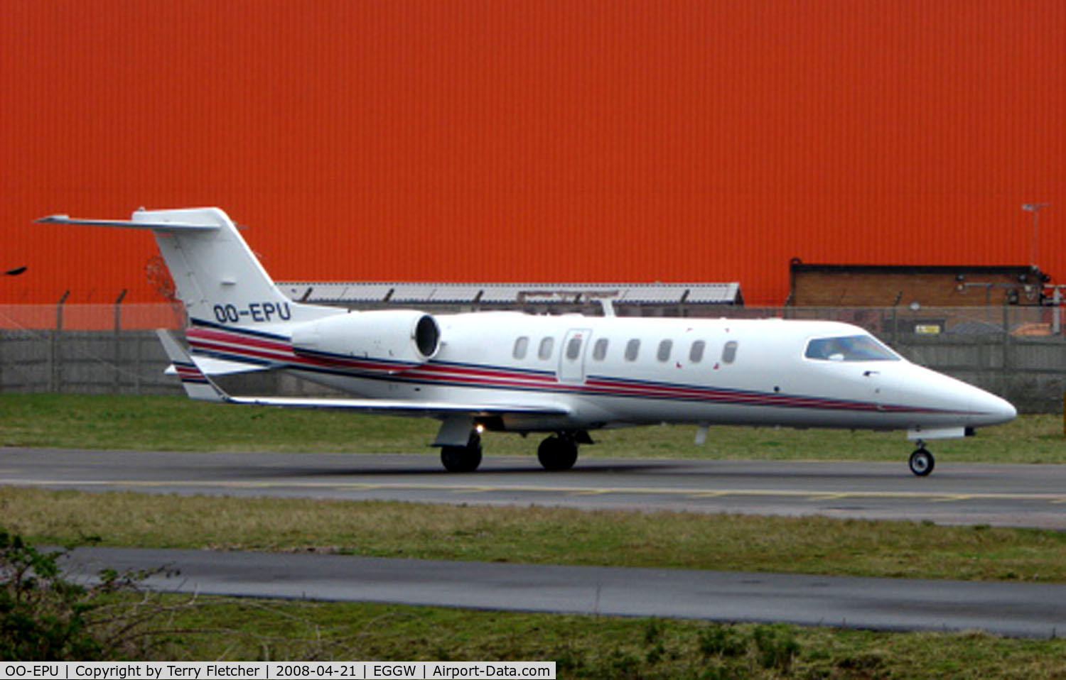 OO-EPU, Learjet 45 C/N 45-291, Belgian Learjet 45 taxies out at Luton
