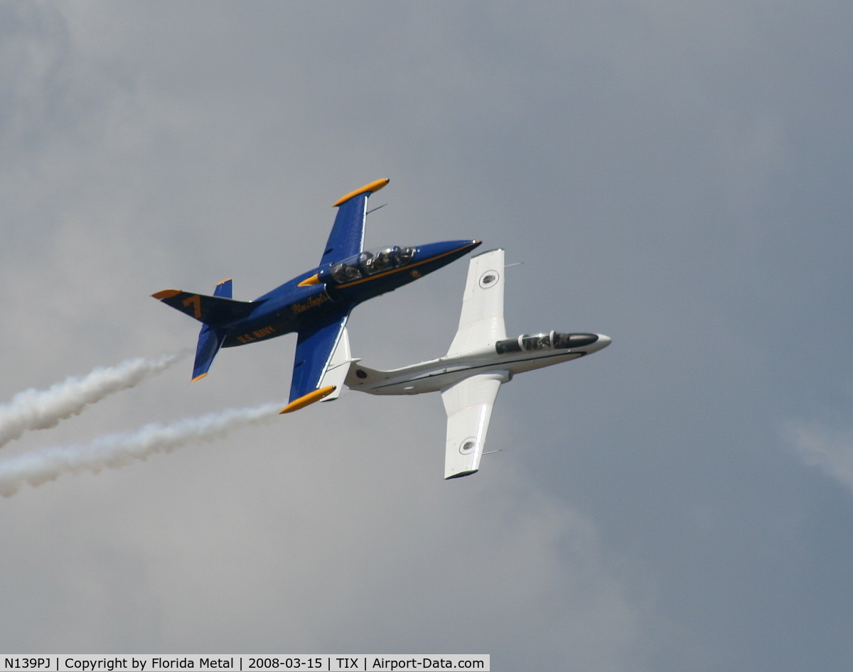 N139PJ, 1982 Aero L-39 Albatros C/N 232226, Flying with an L-29