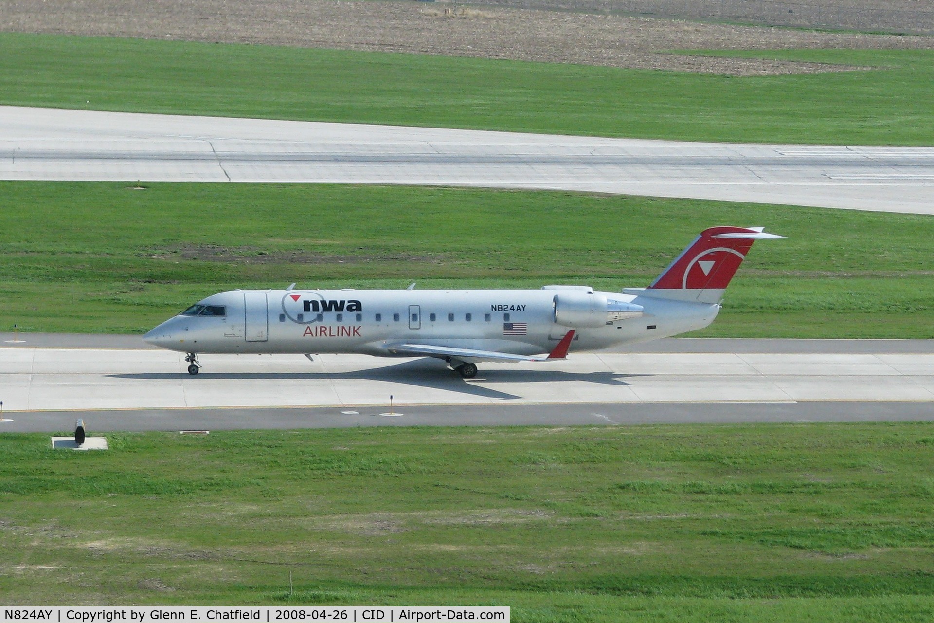 N824AY, 2005 Bombardier CRJ-200LR (CL-600-2B19) C/N 8024, Taxiing to the gate on Alpha.