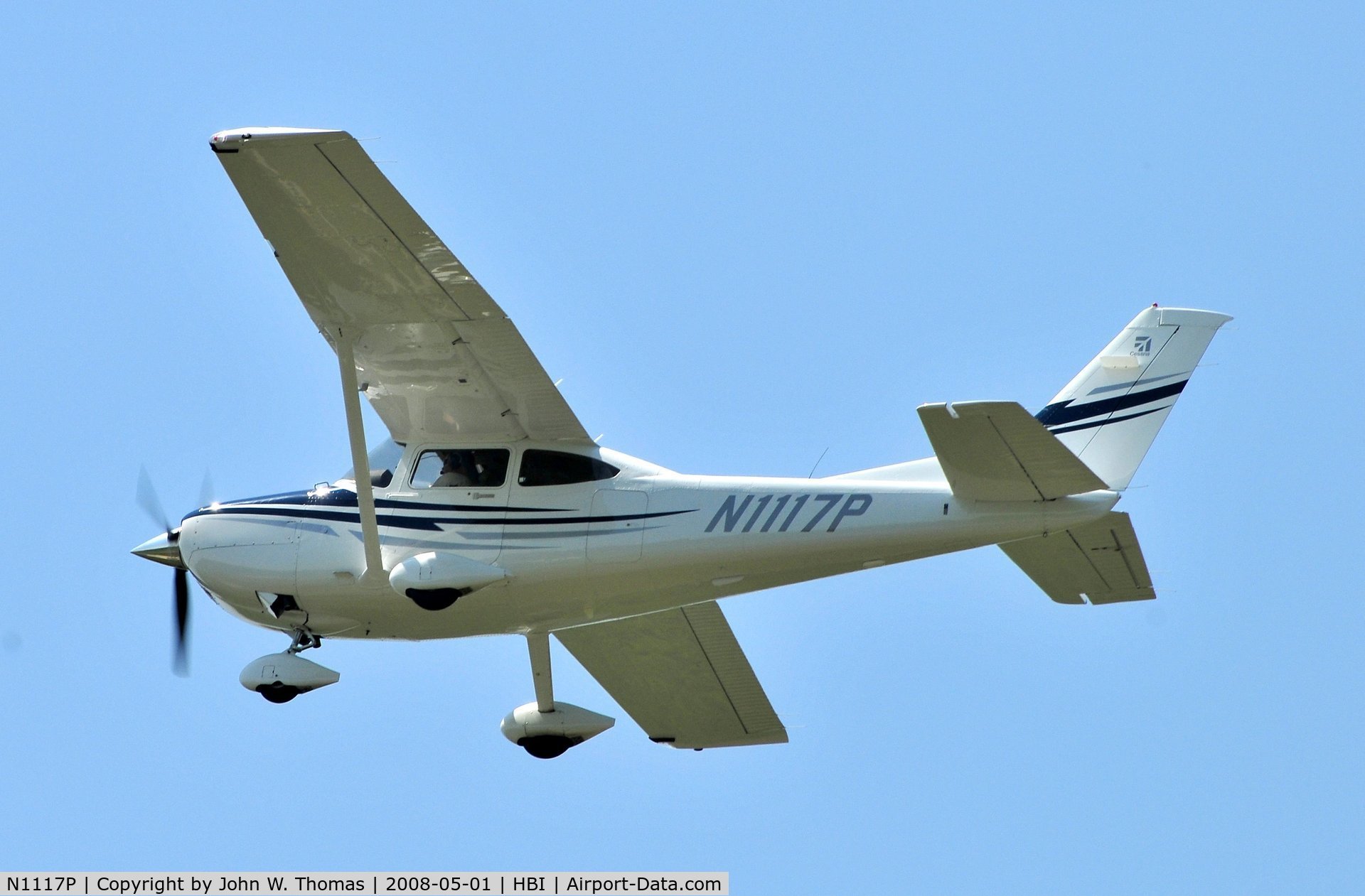 N1117P, 2005 Cessna 182T Skylane C/N 18281580, Departing runway 21