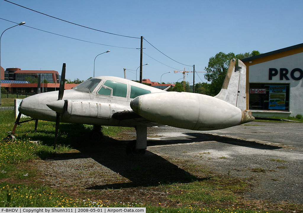 F-BHDV, Cessna 310 C/N 35068, Stored in a small shop near the center of Pau... Very derelict conditions and totally corroded !