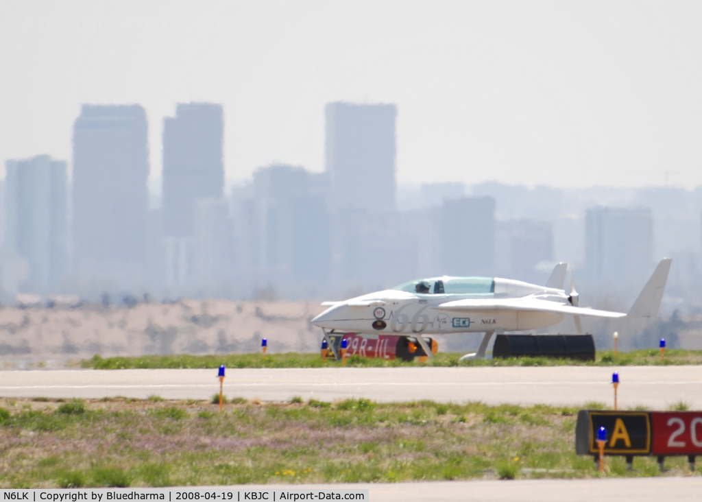 N6LK, 1978 Rutan VariEze C/N 318, Taxi in with Downtown Denver in the distance.