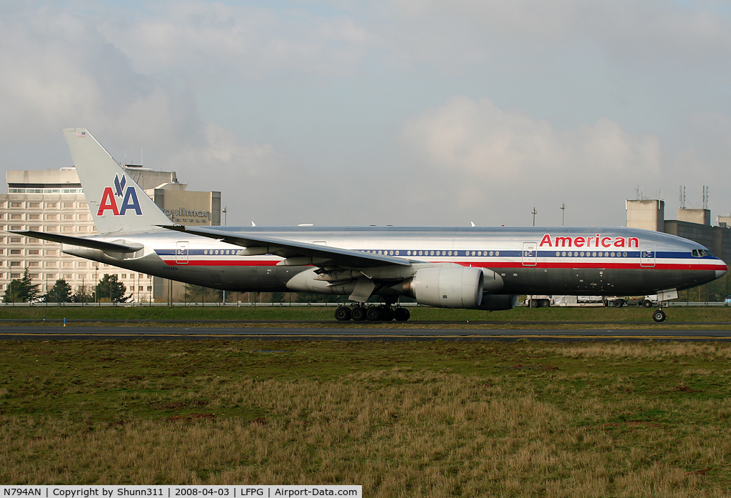 N794AN, 2000 Boeing 777-223 C/N 30256, Taxiing on parallel taxiways