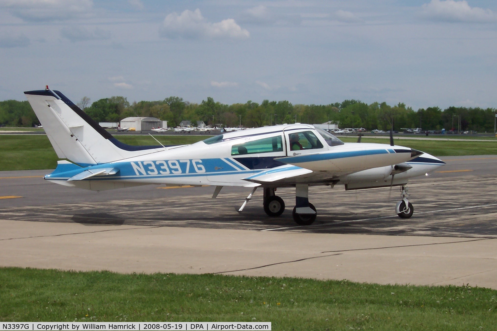 N3397G, 1976 Cessna 310R C/N 310R0821, Taxing at DuPage