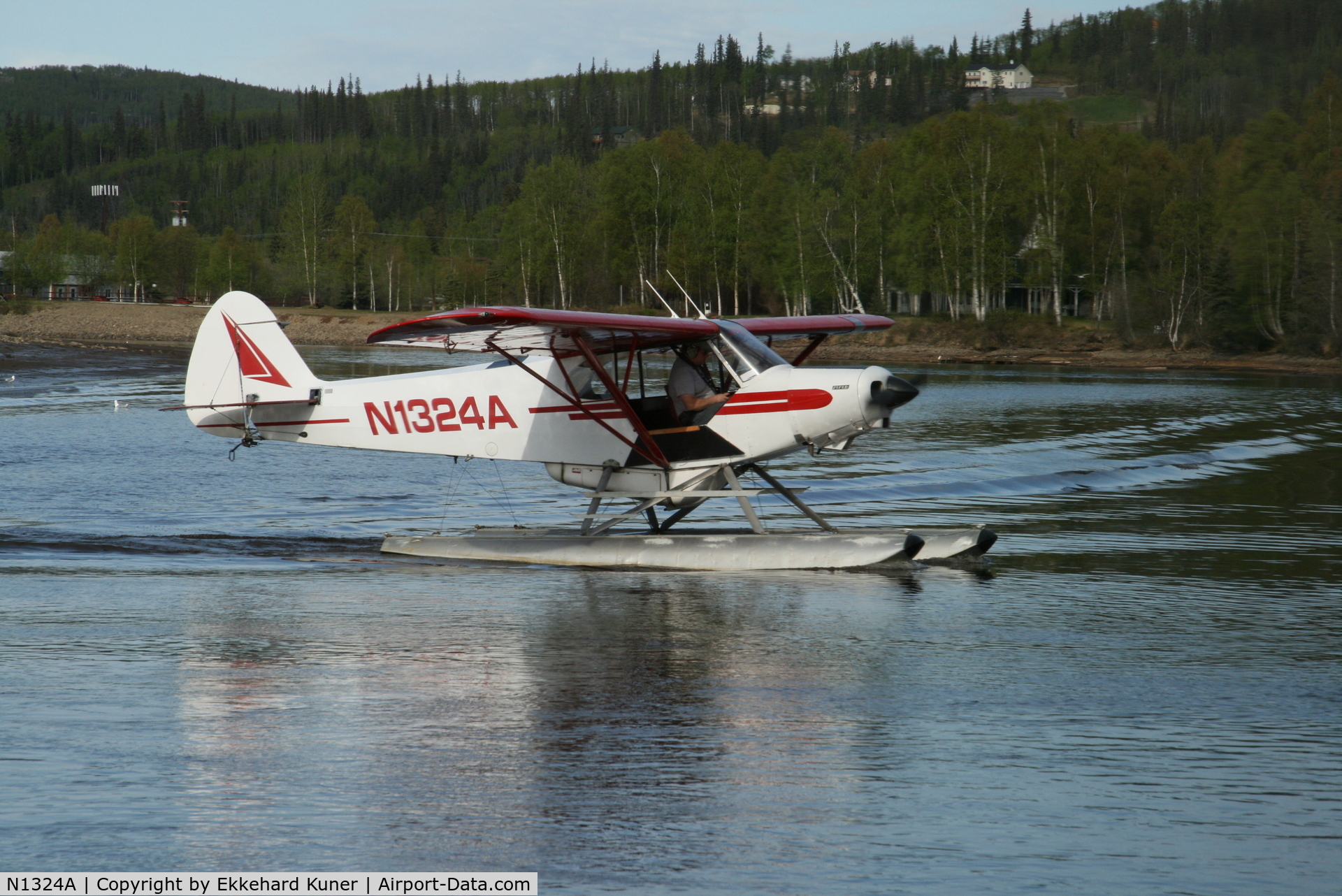 N1324A, 1951 Piper PA-18-125 Super Cub C/N 18-1134, Landing on the Chena River Fairbanks AK