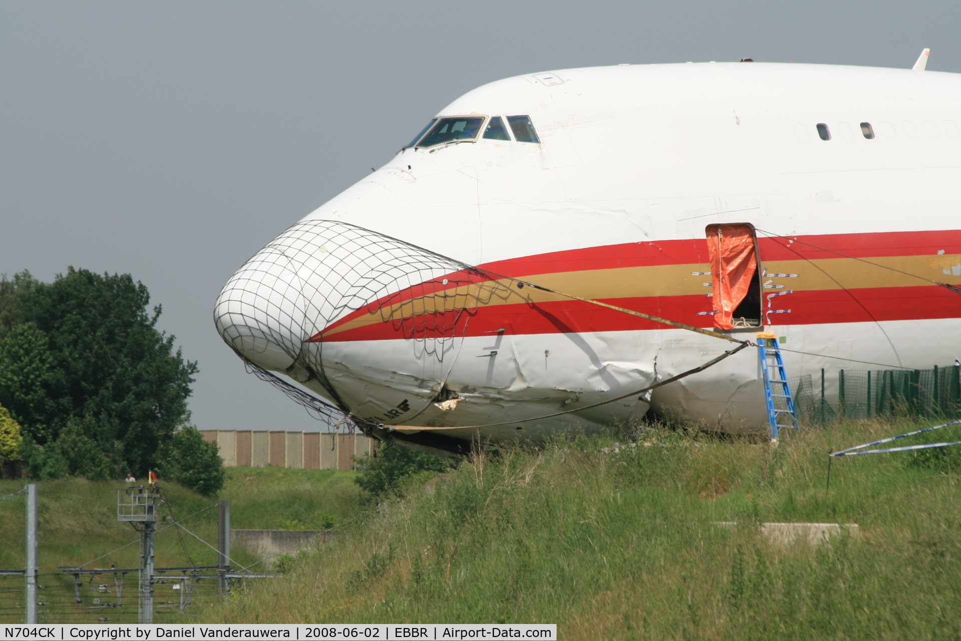 N704CK, 1980 Boeing 747-209F C/N 22299, to prevent front part to slide on the railway
