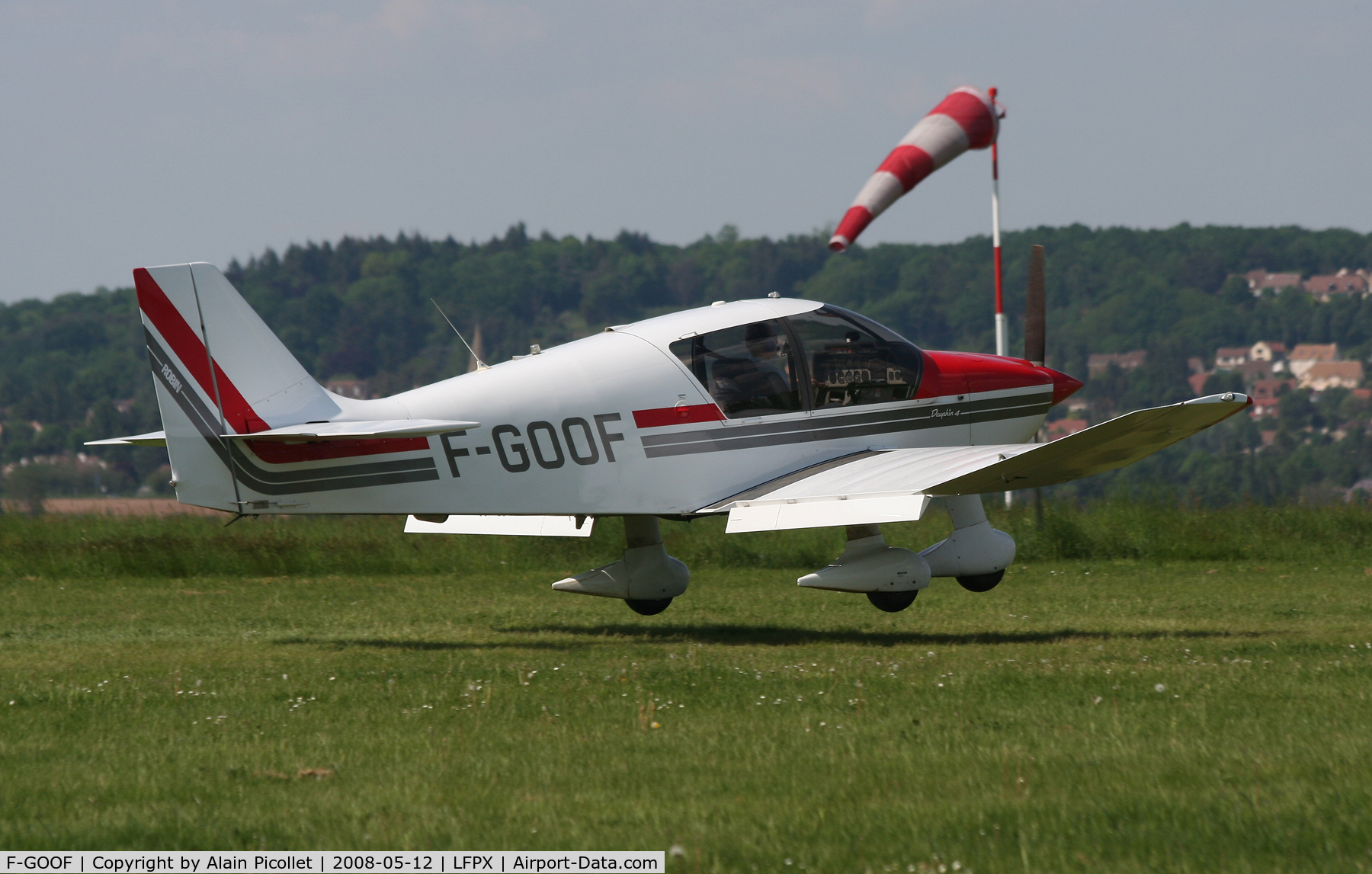 F-GOOF, Robin DR-400-140B Major C/N 2561, landing