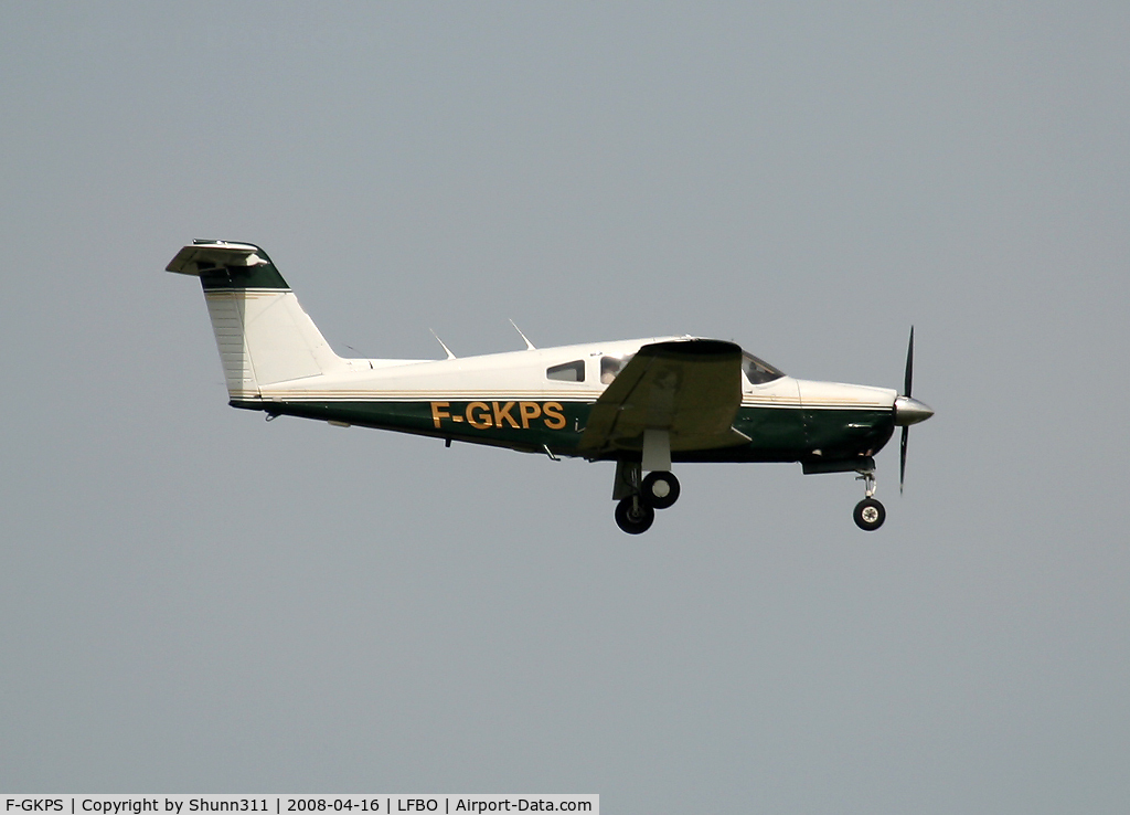 F-GKPS, Piper PA-28RT-201 Arrow IV C/N 28R7918128, Landing rwy 14L