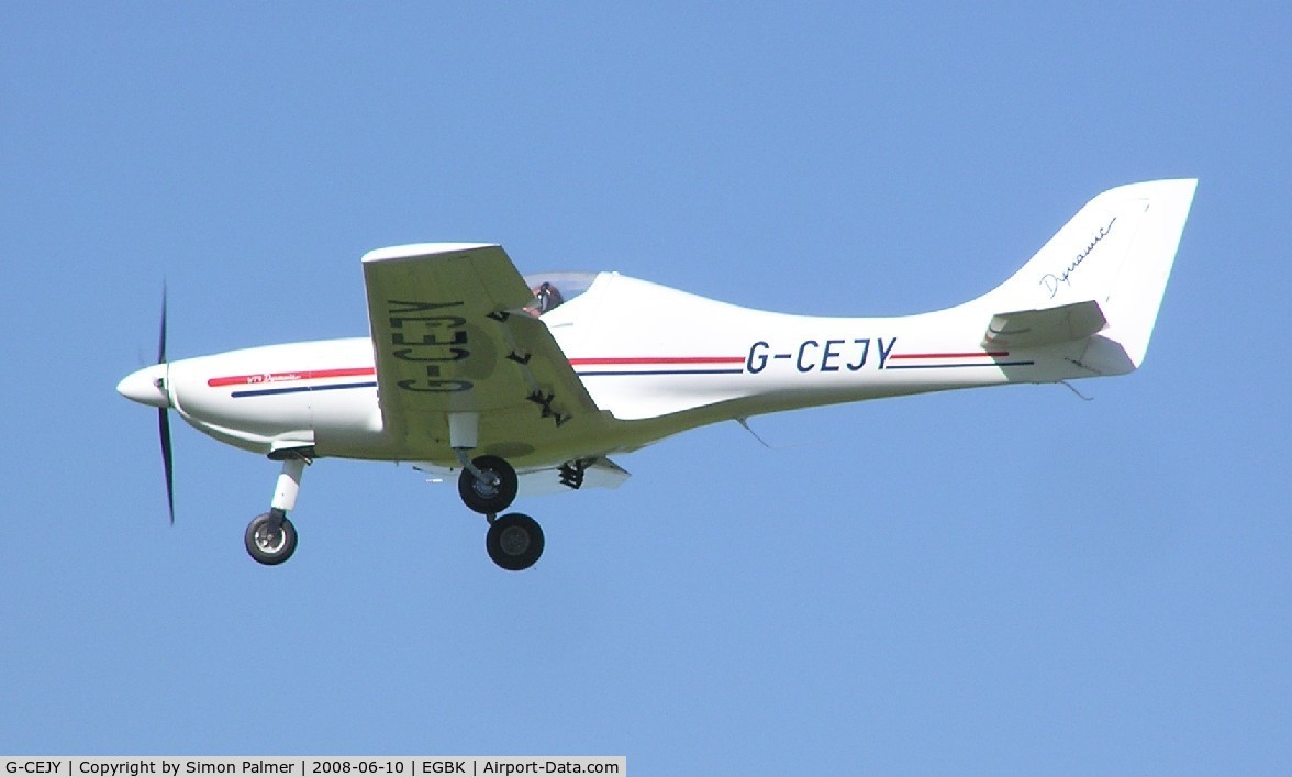 G-CEJY, 2007 Yeoman Dynamic WT9 UK C/N DY165, Dynamic WT9 landing at Sywell
