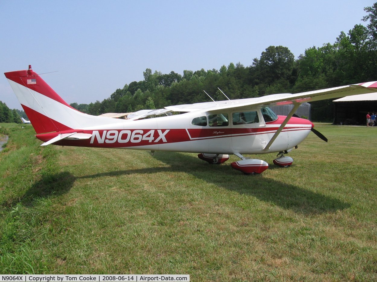 N9064X, 1961 Cessna 182 Skylane C/N 18253464, nice fastback 182 - Steele Field