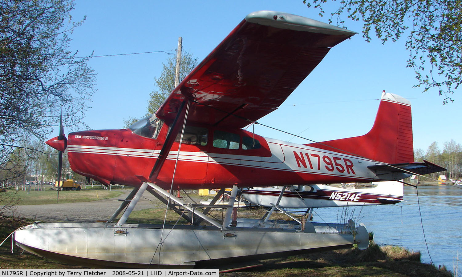 N1795R, 1974 Cessna A185F Skywagon 185 C/N 18502511, Cessna A185F on dock at Lake Hood