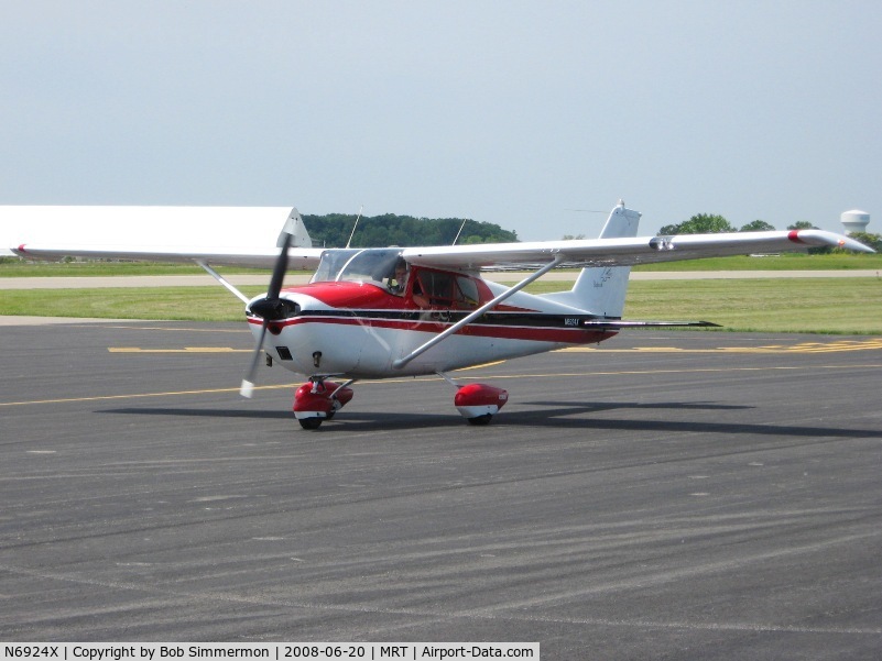N6924X, 1960 Cessna 172B C/N 17247824, Arriving at Marysville, OH