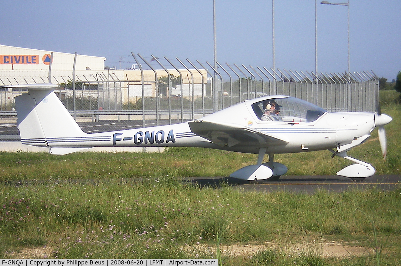 F-GNQA, Diamond DA-20A-1-100 Katana C/N 10038, Mowing the lawn ? Not really,... taxiing from the parking to rwy 31L.