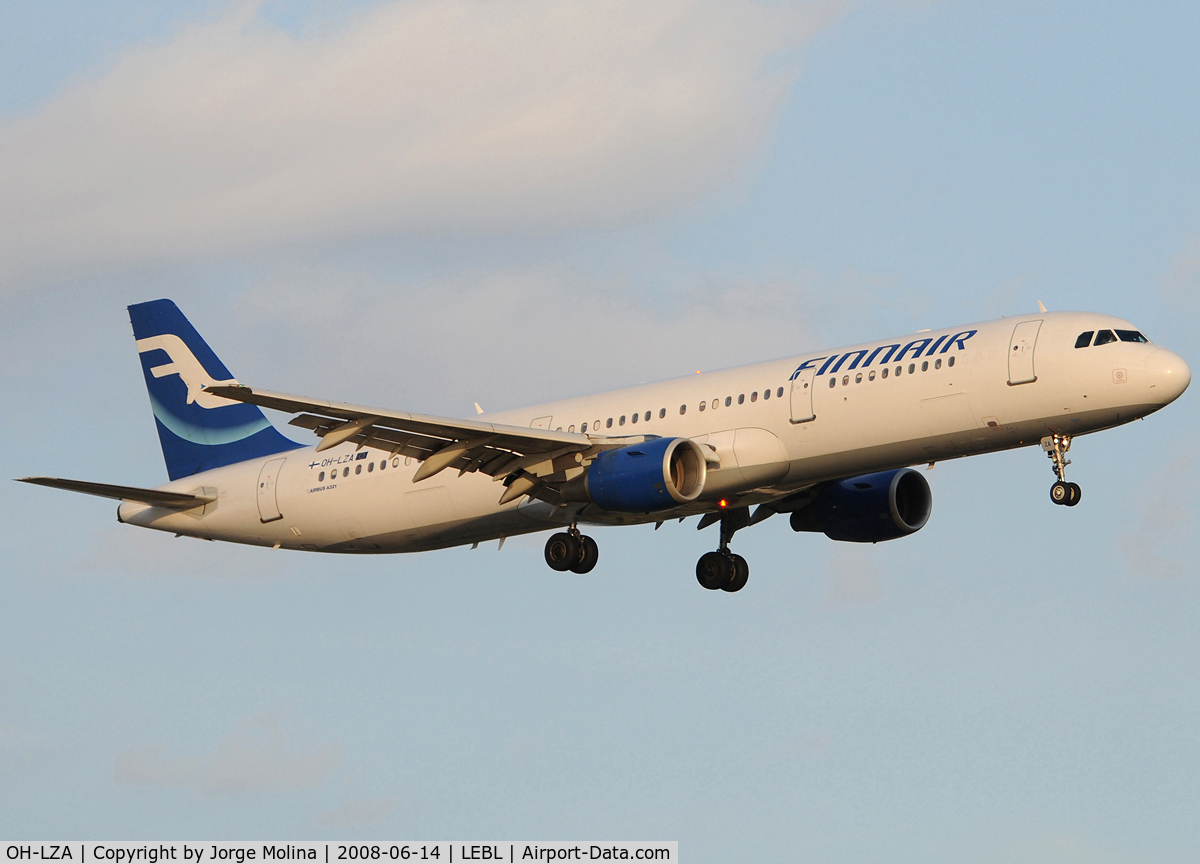 OH-LZA, 1999 Airbus A321-211 C/N 0941, On final to RWY 25R.