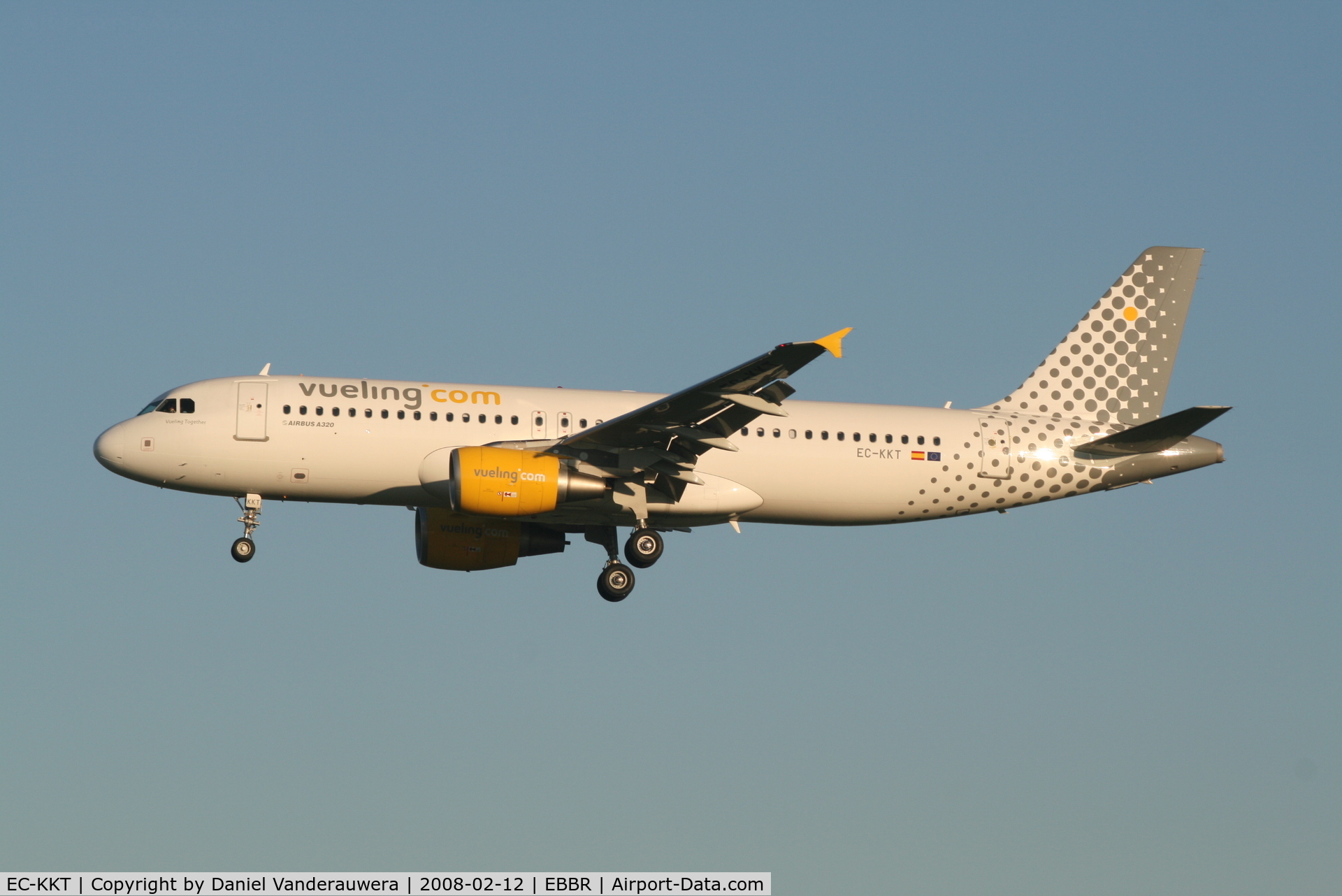 EC-KKT, 2007 Airbus A320-214 C/N 3293, arrival of flight VY5210 to rwy 25L