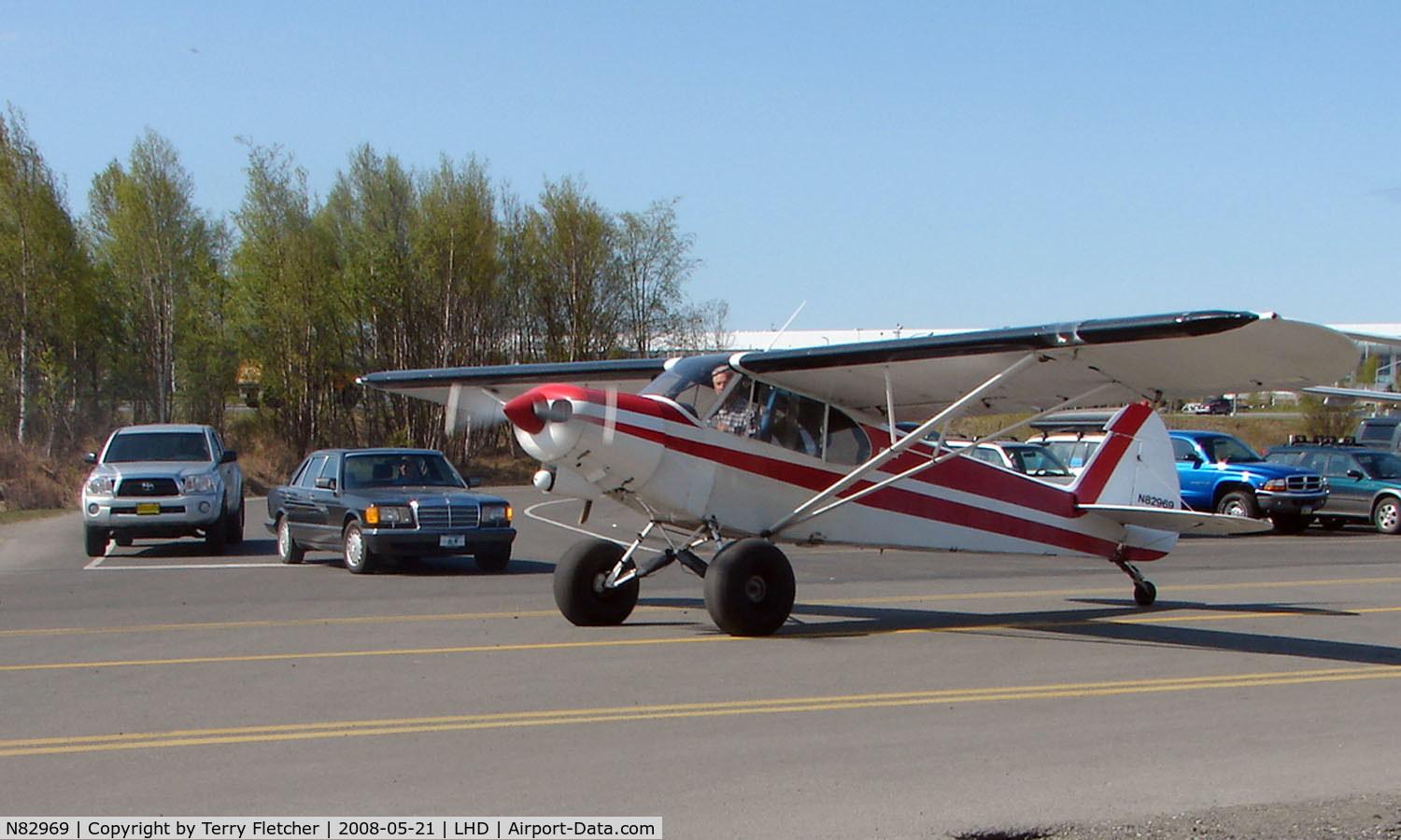 N82969, 1978 Piper PA-18-150 Super Cub C/N 18-7909041, Planes have priority on the roads around Lake Hood