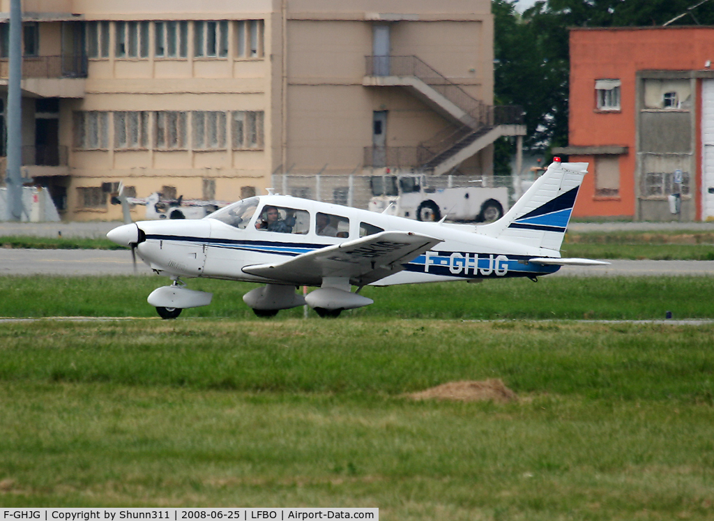 F-GHJG, Piper PA-28-181 Archer C/N 28-7990073, Line up rwy 32R for departure...