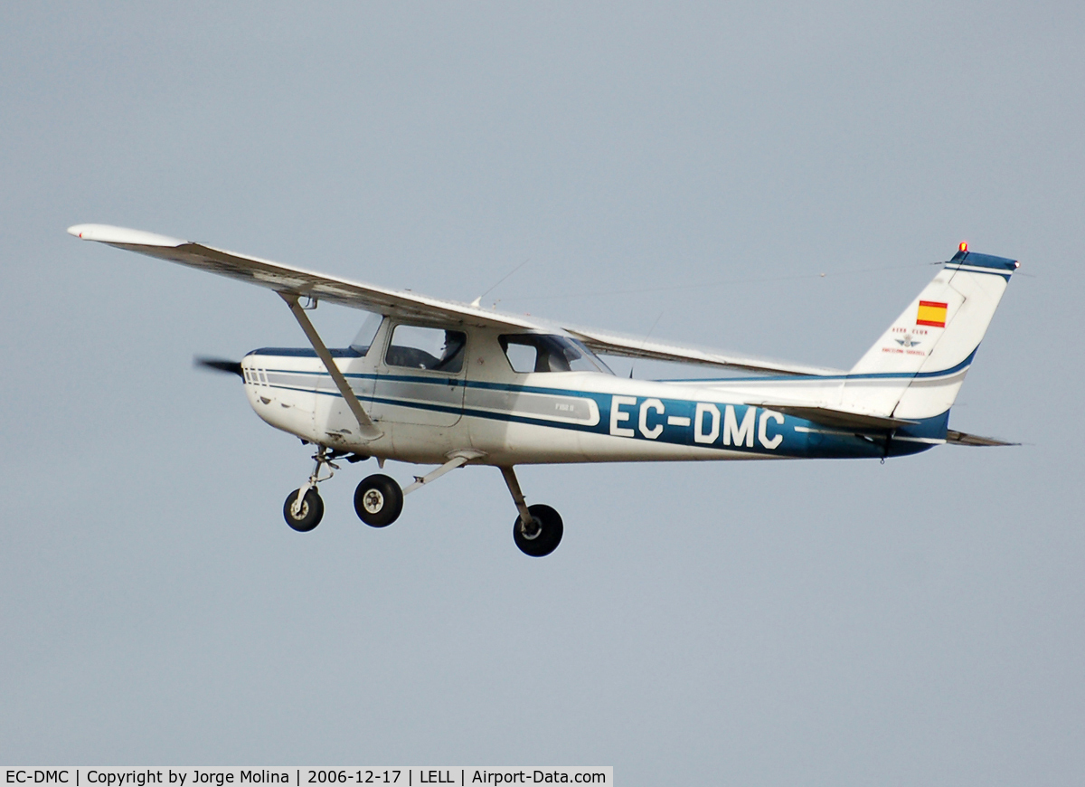 EC-DMC, Reims F152 II C/N 1783, Taking off RWY 31.