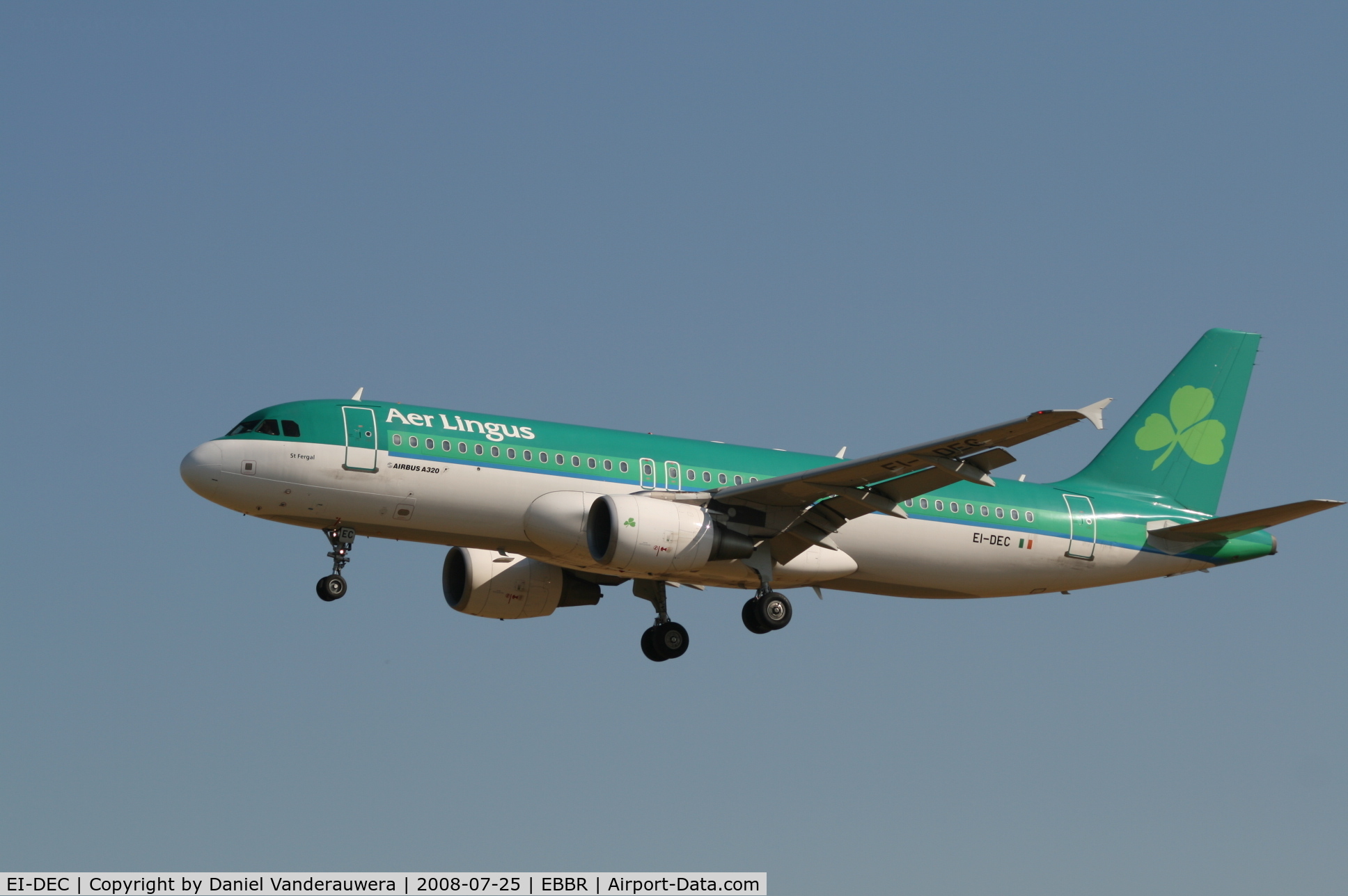 EI-DEC, 2004 Airbus A320-214 C/N 2217, flight EI630 is descending to rwy 25L