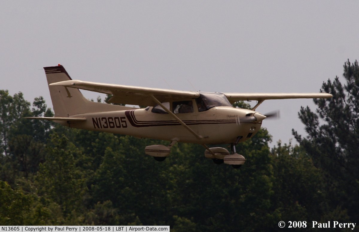 N13605, 1974 Cessna 172M C/N 17262877, Very short final