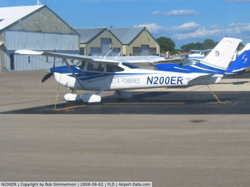 N200ER, 1978 Cessna 182Q Skylane C/N 18266128, On the ramp at Fond Du Lac, WI