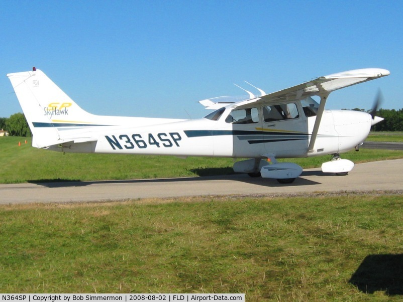 N364SP, 2001 Cessna 172S C/N 172S8782, Departing Fond du Lac, WI