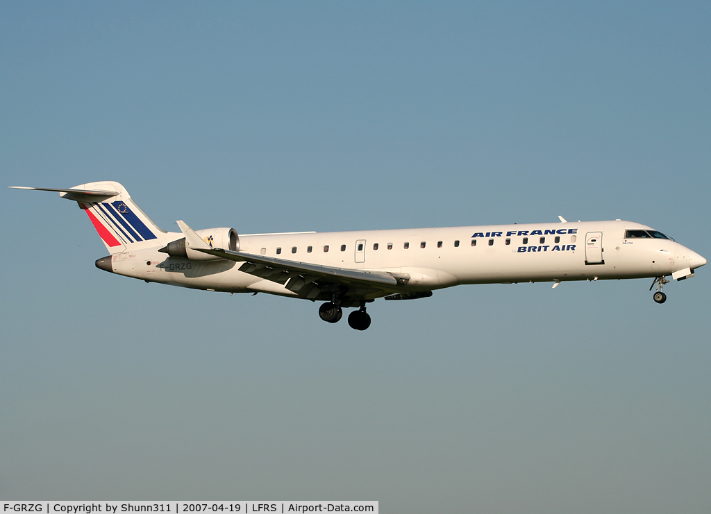 F-GRZG, 2002 Bombardier CRJ-701 (CL-600-2C10) Regional Jet C/N 10037, Morning arrival...