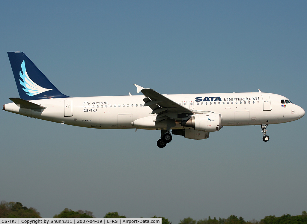 CS-TKJ, 1998 Airbus A320-212 C/N 795, Morning arrival...