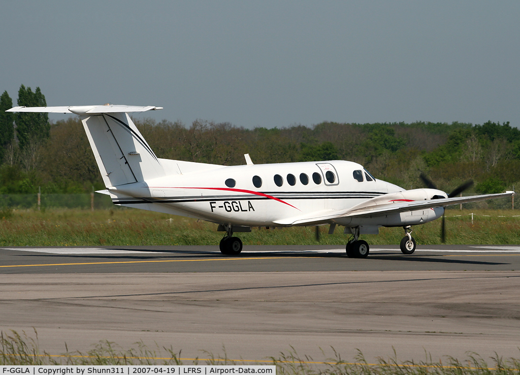 F-GGLA, 1980 Beech 200 Super King Air C/N BB-744, Waiting any second befor take off...