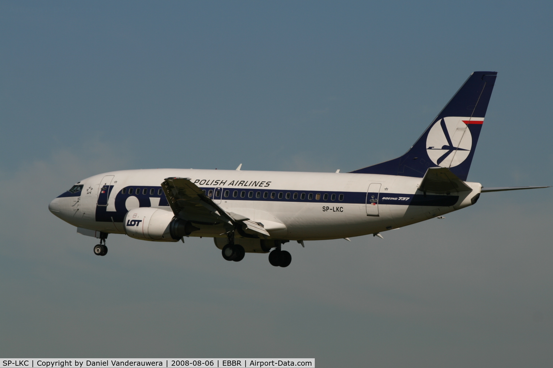 SP-LKC, 1992 Boeing 737-55D C/N 27418, flight LO235 is descending to rwy 25L