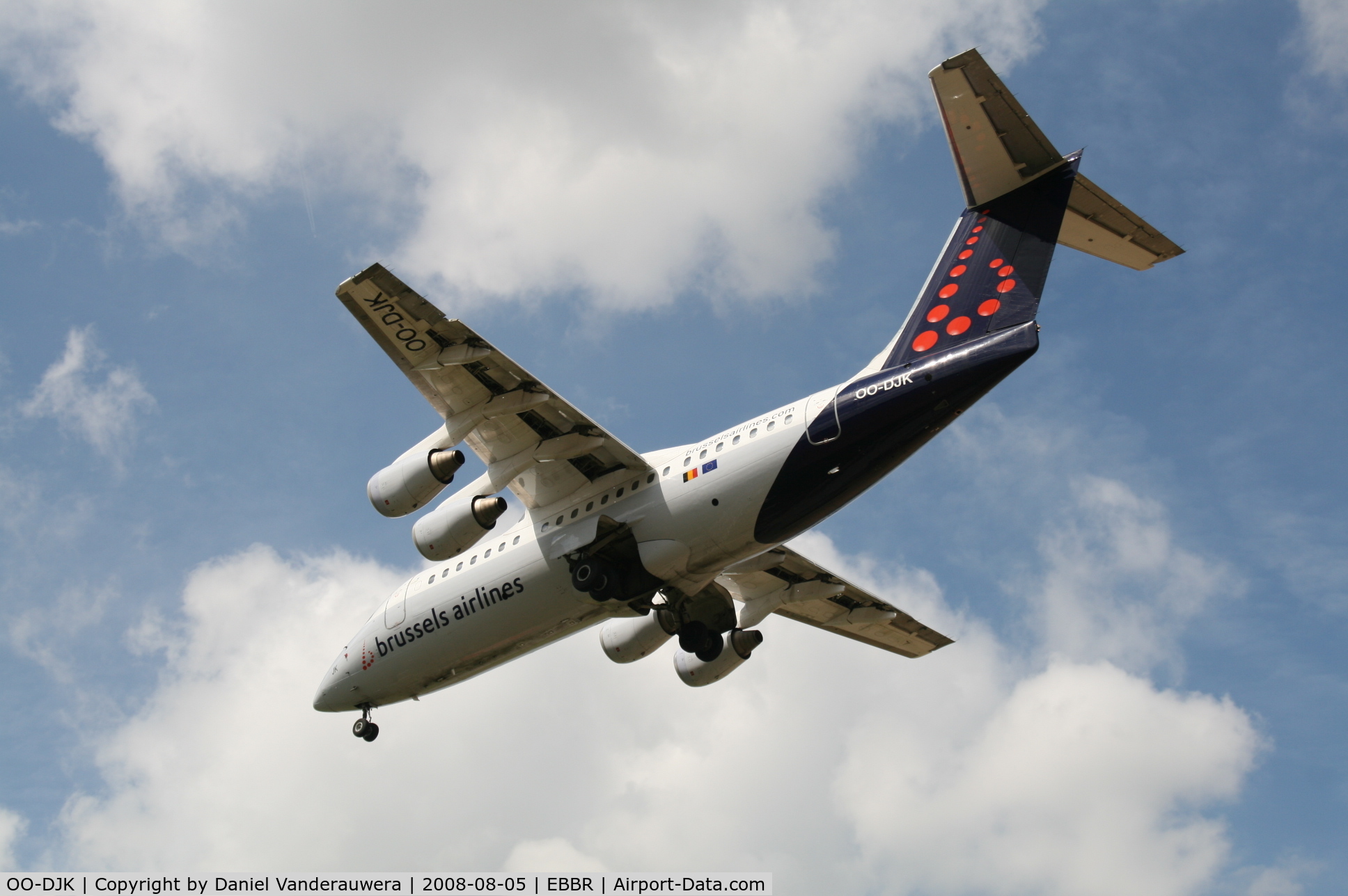 OO-DJK, 1995 British Aerospace Avro 146-RJ85 C/N E.2271, descending to rwy 25L