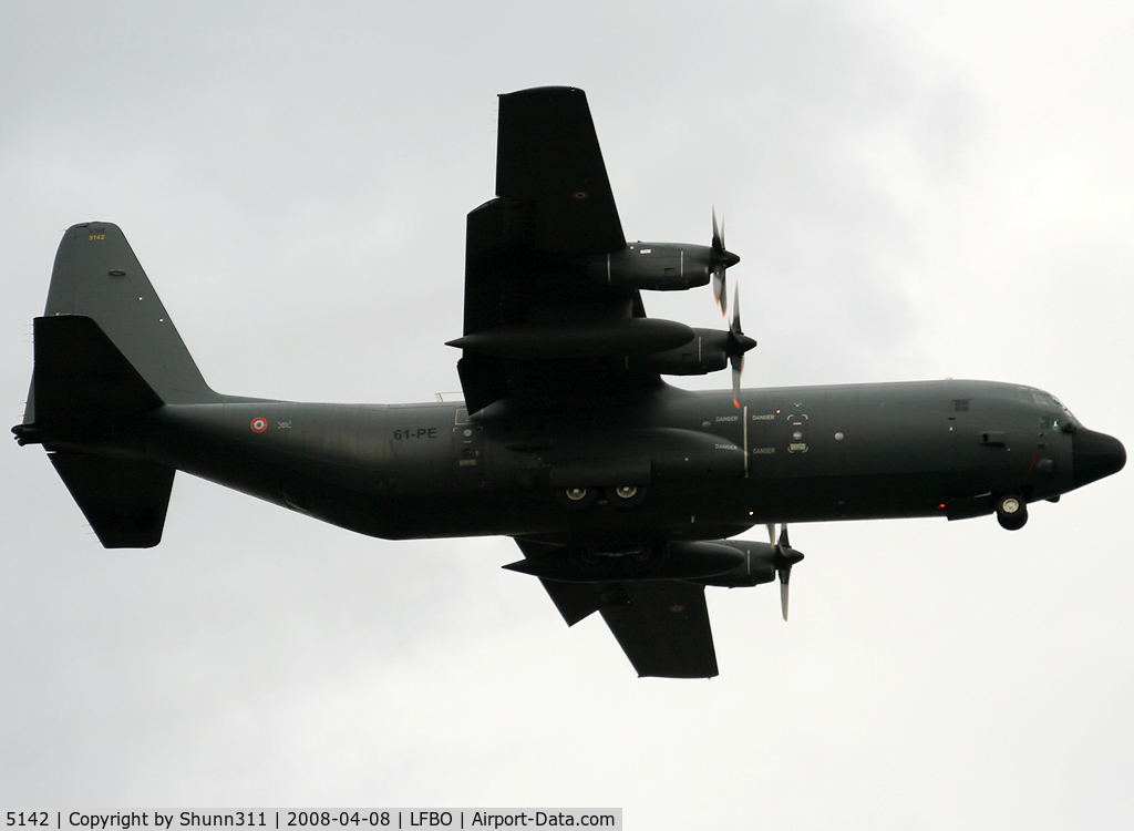 5142, 1988 Lockheed C-130H-30 Hercules C/N 382-5142, Landing rwy 14R...