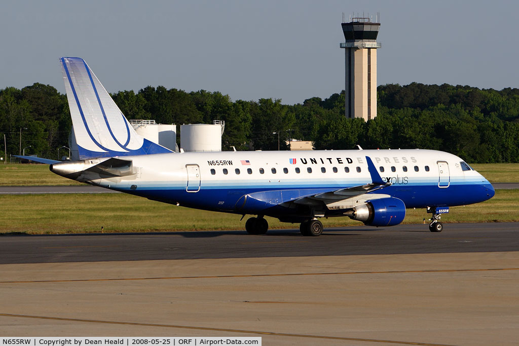 N655RW, 2005 Embraer 170SE (ERJ-170-100SE) C/N 17000105, United Express (operated by Shuttle America) N655RW taxiing to the gate after arrival on RWY 5.