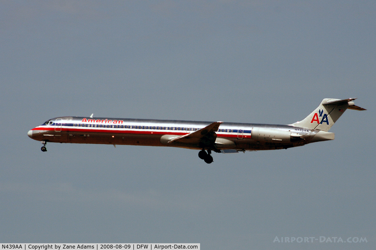 N439AA, 1987 McDonnell Douglas MD-83 (DC-9-83) C/N 49457, American Airlines landing 18R at DFW