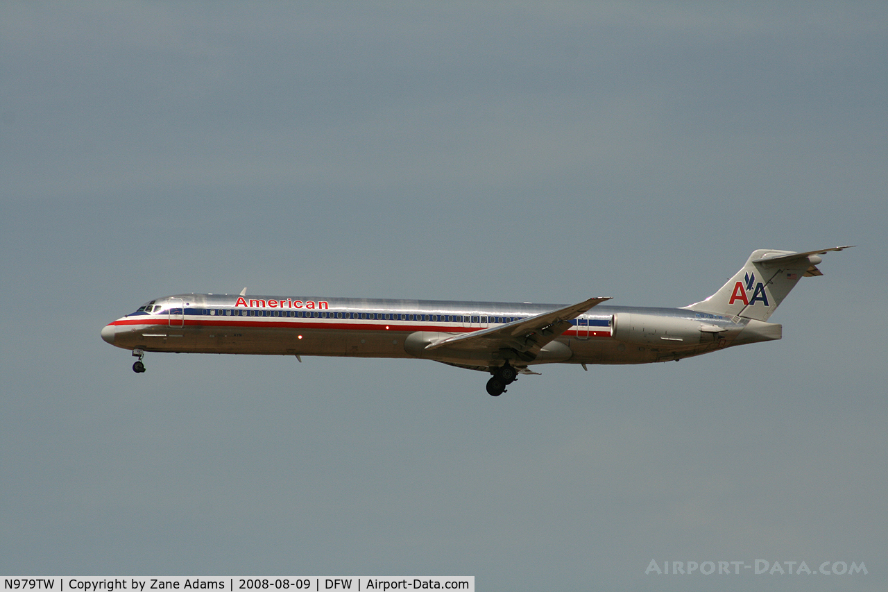 N979TW, 1999 McDonnell Douglas MD-83 (DC-9-83) C/N 53629, American Eagle landing runway 18R at DFW