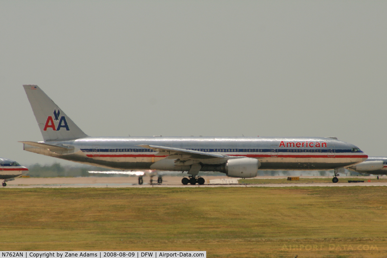 N762AN, 2002 Boeing 777-223 C/N 31479, American Airlines holding short at 18L at DFW