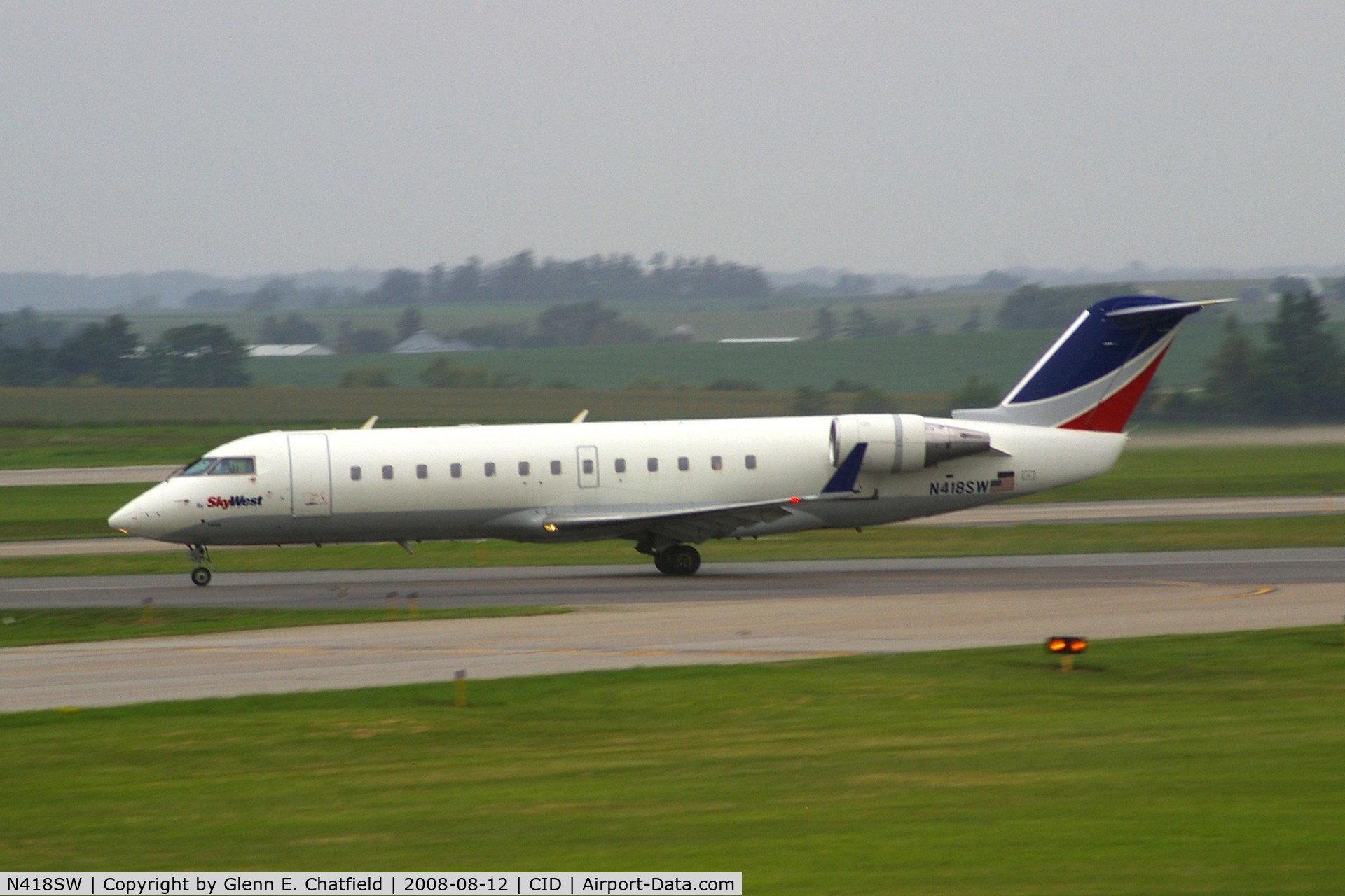 N418SW, 2000 Bombardier CRJ-200LR (CL-600-2B19) C/N 7446, Take-off roll on Runway 13 during light rain