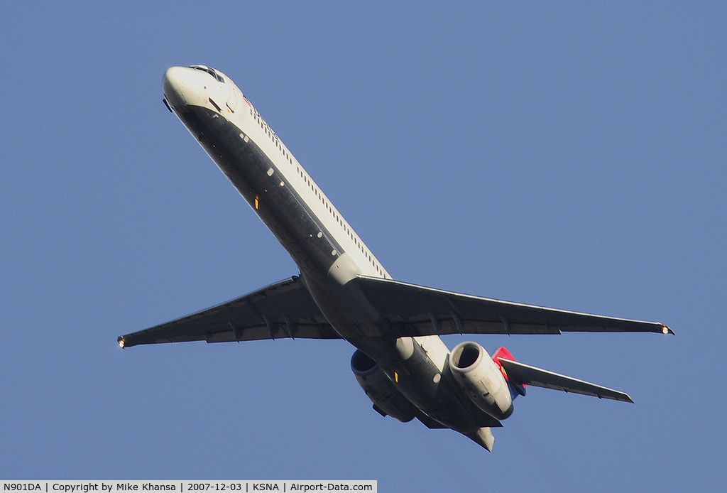 N901DA, 1995 McDonnell Douglas MD-90-30 C/N 53381, MD-90 Climbing the blue sky.