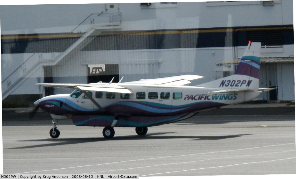 N302PW, Cessna 208B C/N 208B0984, Taxiing for departure. Sorry for the glare from the windows.