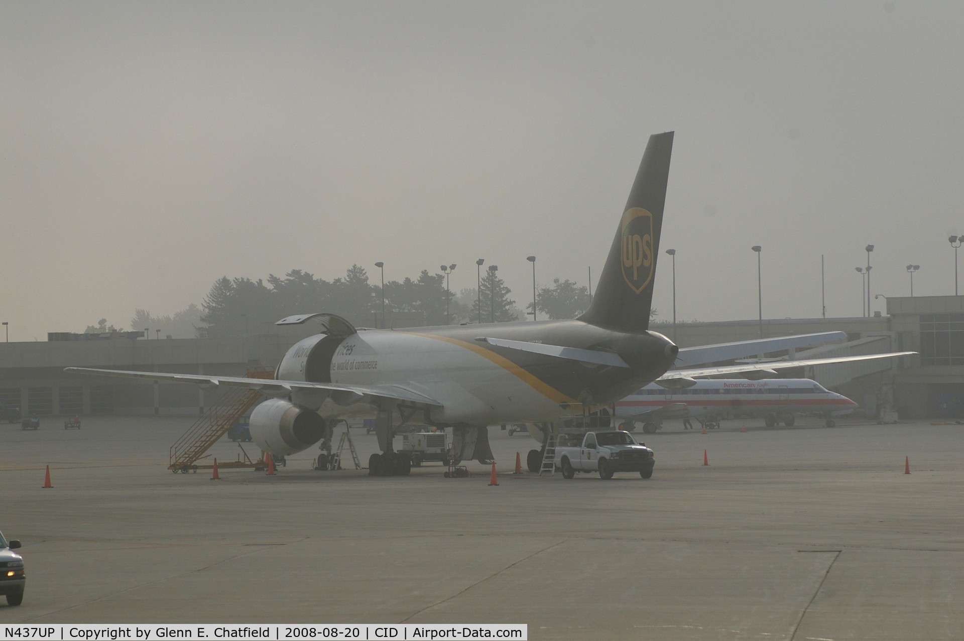 N437UP, 1994 Boeing 757-24APF C/N 25468, Early morning fog on the UPS ramp.