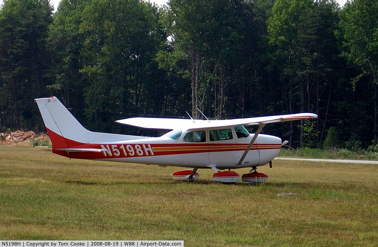 N5198H, 1975 Cessna 172M C/N 17265371, at Air Harbor
