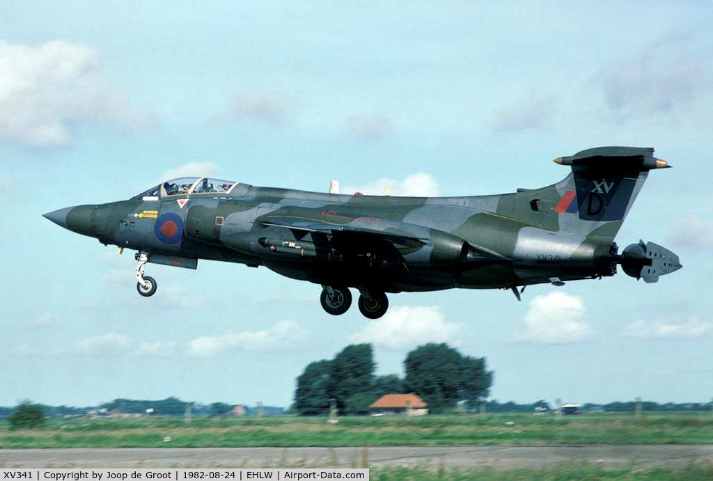 XV341, 1967 Hawker Siddeley Buccaneer S.2B C/N B3-19-66, This Buccaneer was caught at finals runway 24. It was based at RAF Laarbruch at the time.