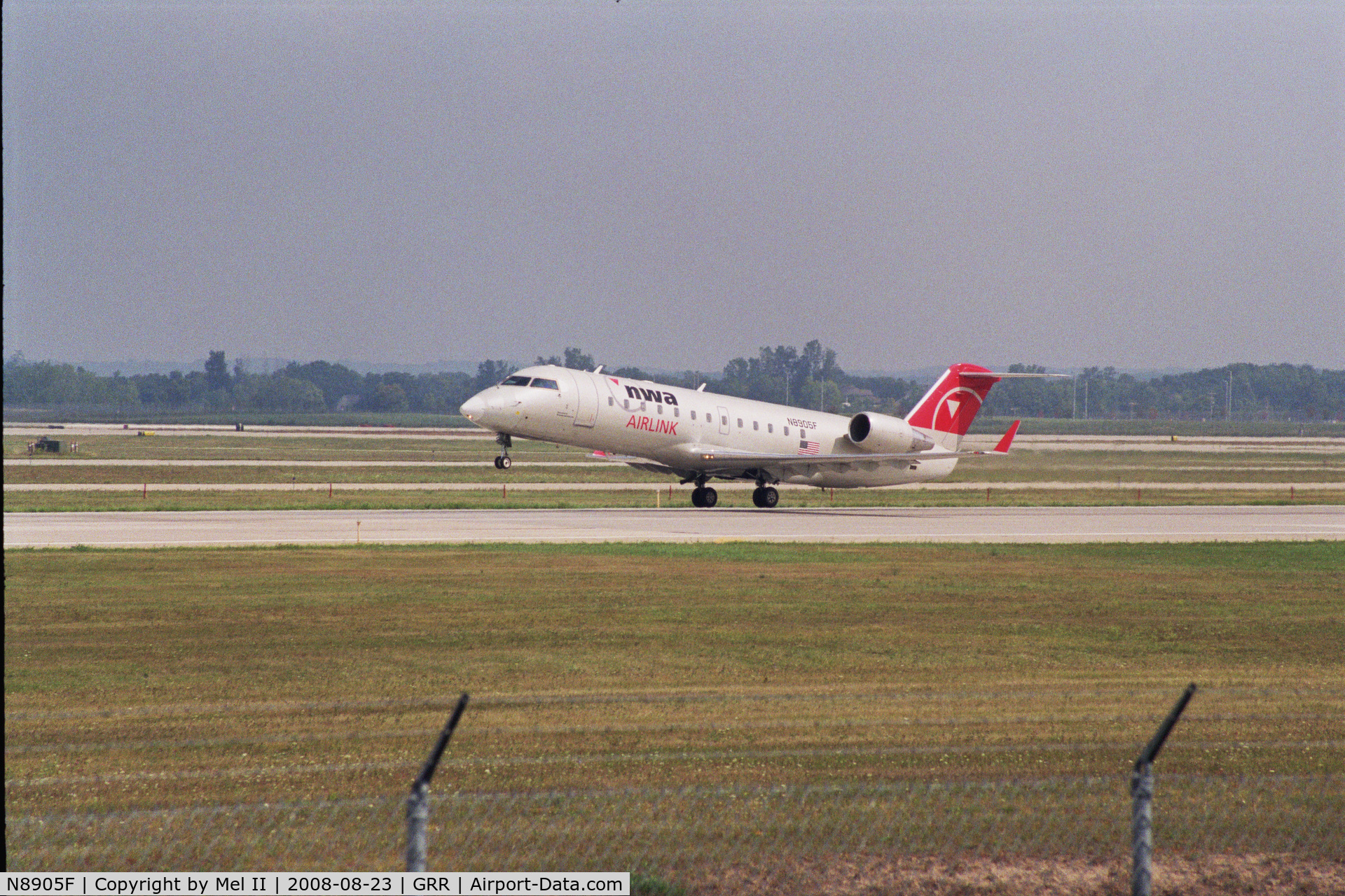 N8905F, 2004 Bombardier CRJ-200 (CL-600-2B19) C/N 7905, GLF2939 - GRR-DTW - Departing RWY 26L