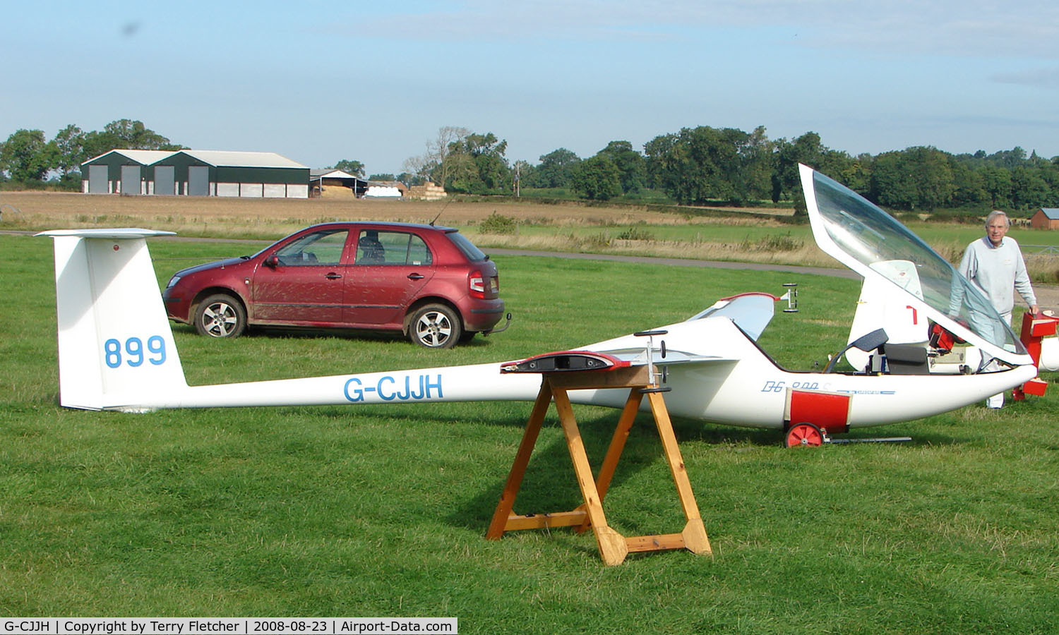 G-CJJH, 1998 DG Flugzeugbau DG-800S C/N 8-137S30, Competitor in the Midland Regional Gliding Championship at Husband's Bosworth